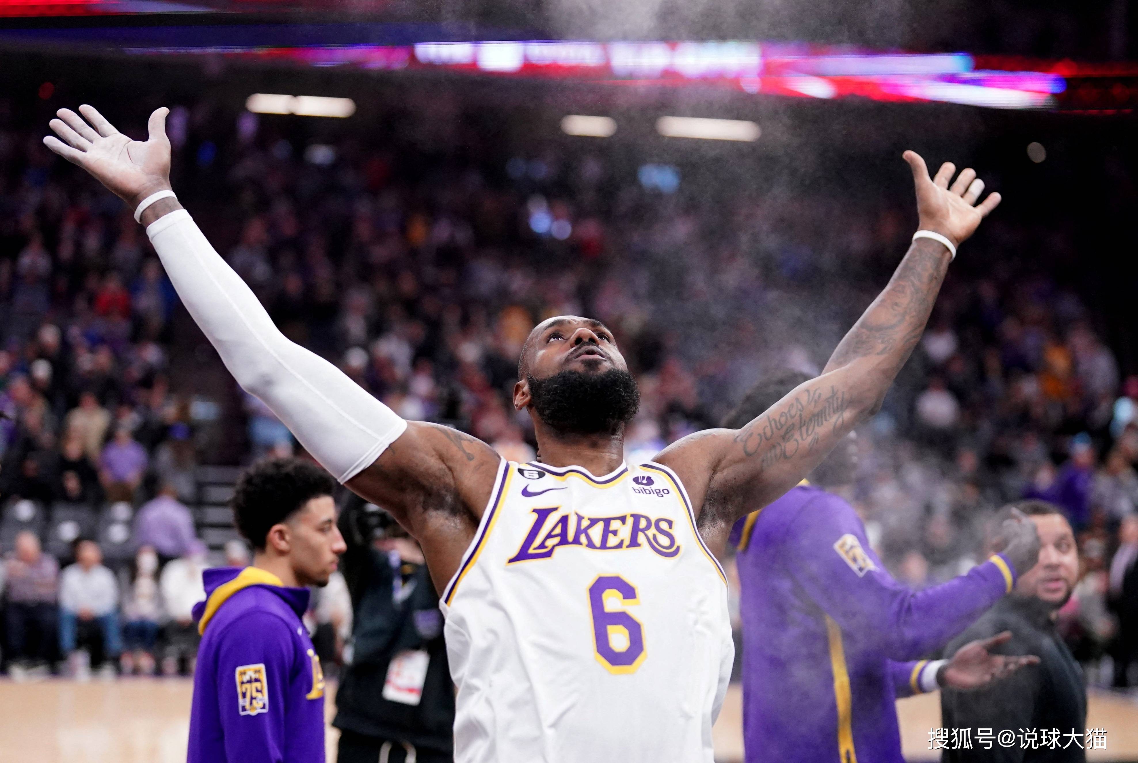 九游游戏下载中心詹姆斯重返赛场,重要助攻首场状态出色,巴黎圣日耳曼观众沸腾!的简单介绍